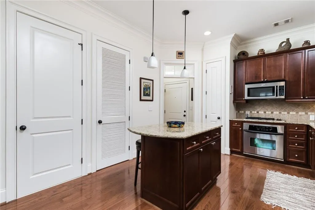 3635 E Paces Circle Ne Unit 1310, Atlanta, Georgia 30326, 1 Bedroom Bedrooms, ,1 BathroomBathrooms,Residential,Sold,3635 E Paces Circle Ne Unit 1310,5931757