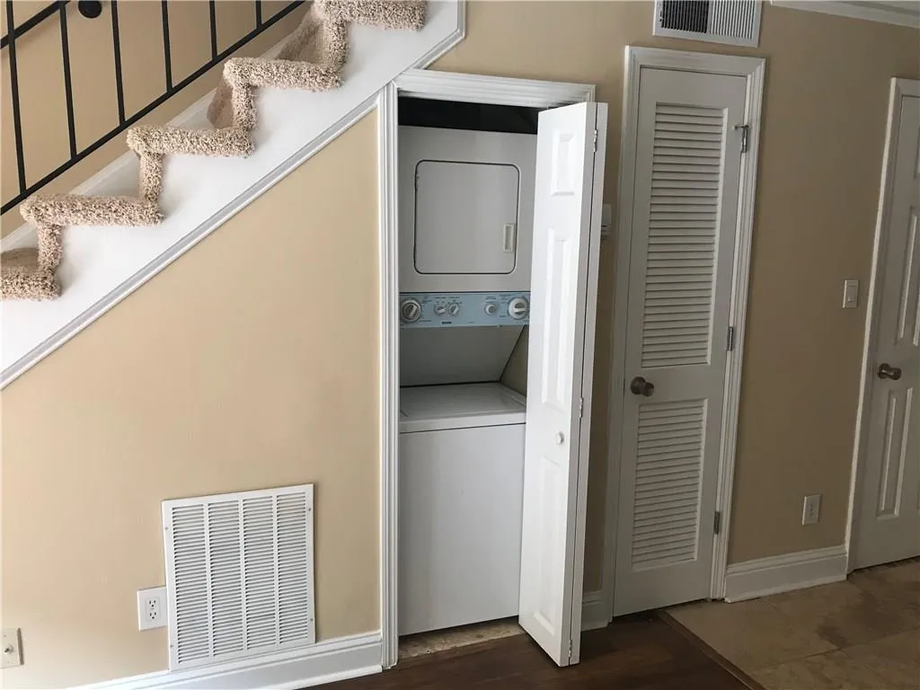 6980 Roswell Road Ne Unit I6, Atlanta, Georgia 30328, 1 Bedroom Bedrooms, ,1 BathroomBathrooms,Residential,Sold,6980 Roswell Road Ne Unit I6,5941212
