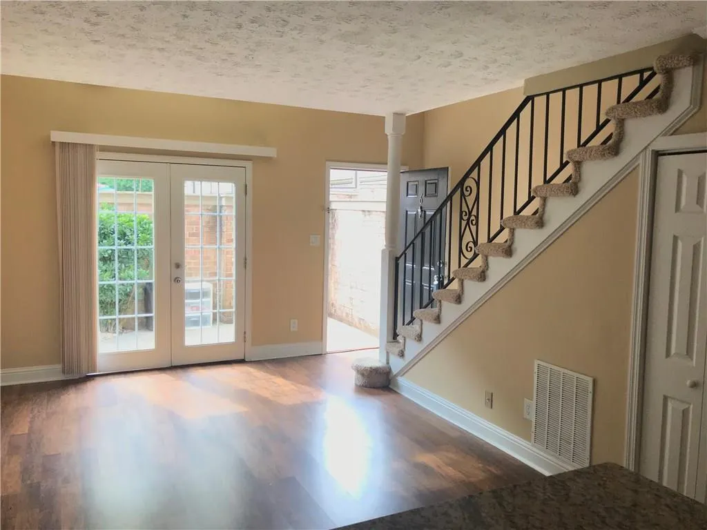 6980 Roswell Road Ne Unit I6, Atlanta, Georgia 30328, 1 Bedroom Bedrooms, ,1 BathroomBathrooms,Residential,Sold,6980 Roswell Road Ne Unit I6,5941212
