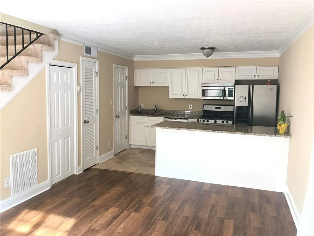 6980 Roswell Road Ne Unit I6, Atlanta, Georgia 30328, 1 Bedroom Bedrooms, ,1 BathroomBathrooms,Residential,Sold,6980 Roswell Road Ne Unit I6,5941212