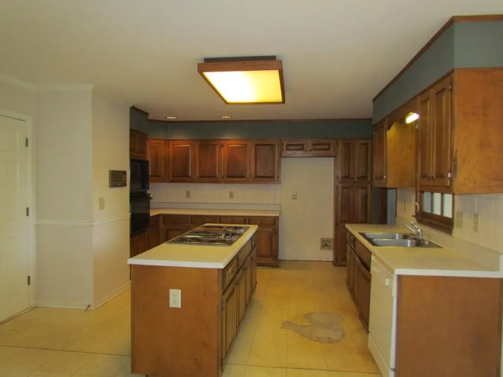 7600 Hunters Woods Drive, Sandy Springs, Georgia 30350, 4 Bedrooms Bedrooms, ,3 BathroomsBathrooms,Residential,Sold,7600 Hunters Woods Drive,5729669