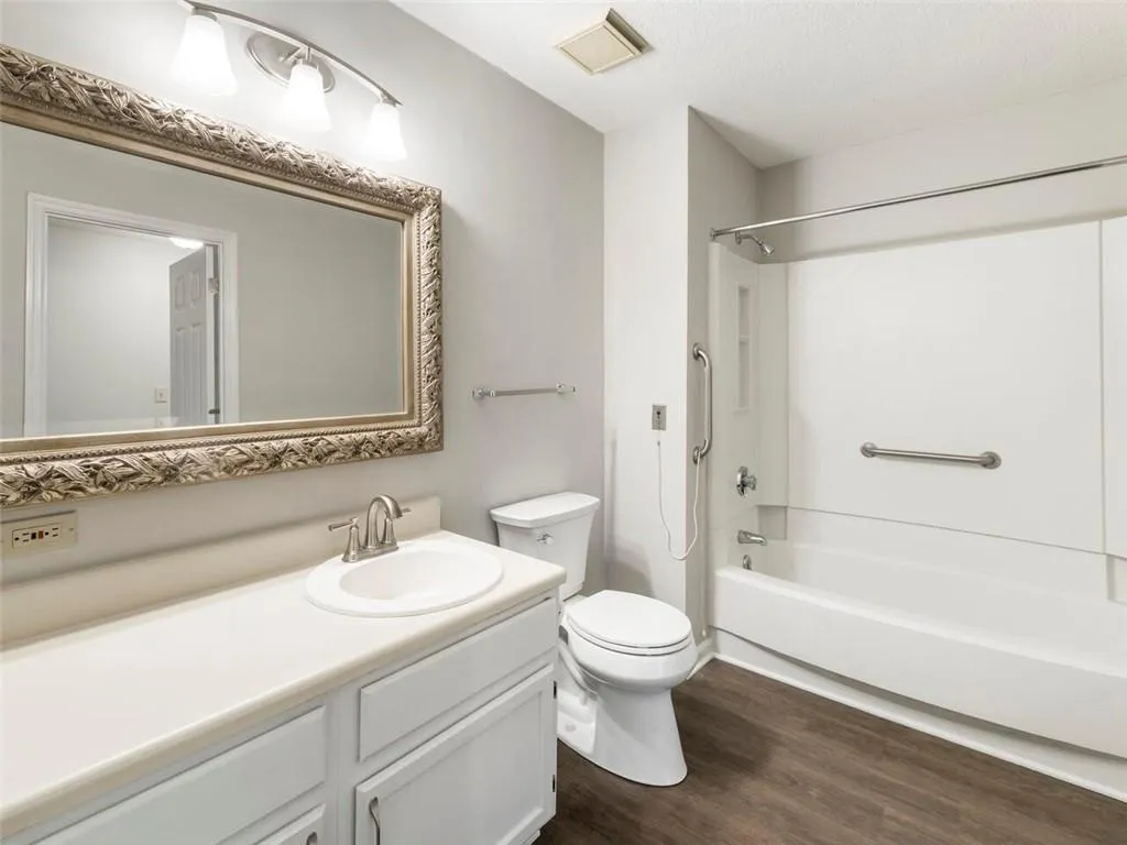 300 Johnson Ferry Road Ne Unit B913, Sandy Springs, Georgia 30328, 2 Bedrooms Bedrooms, ,2 BathroomsBathrooms,Residential,Sold,300 Johnson Ferry Road Ne Unit B913,7113443