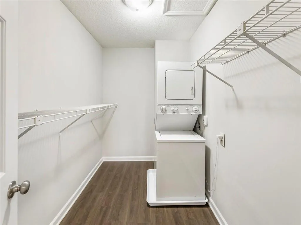 300 Johnson Ferry Road Ne Unit B913, Sandy Springs, Georgia 30328, 2 Bedrooms Bedrooms, ,2 BathroomsBathrooms,Residential,Sold,300 Johnson Ferry Road Ne Unit B913,7113443