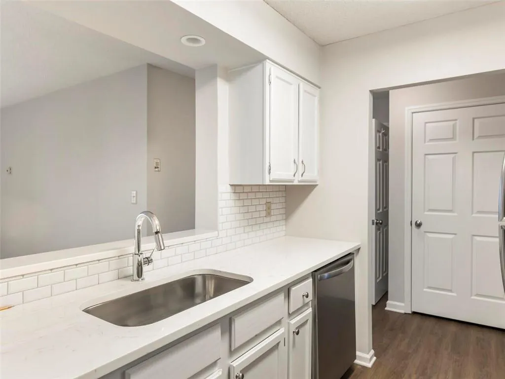 300 Johnson Ferry Road Ne Unit B913, Sandy Springs, Georgia 30328, 2 Bedrooms Bedrooms, ,2 BathroomsBathrooms,Residential,Sold,300 Johnson Ferry Road Ne Unit B913,7113443