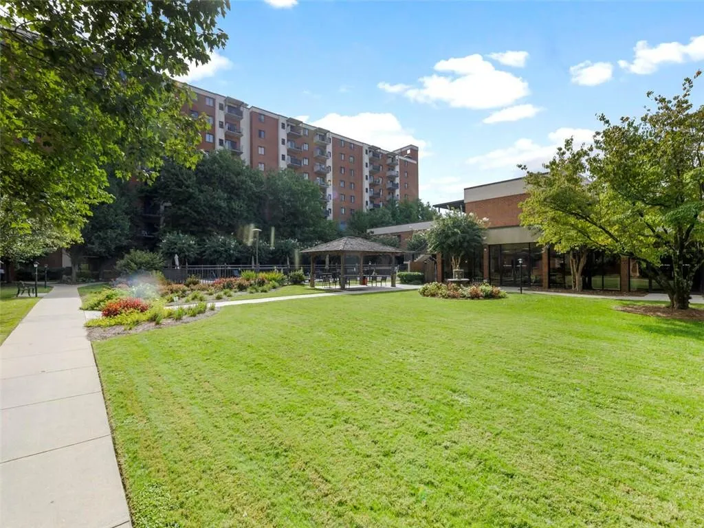 300 Johnson Ferry Road Ne Unit B913, Sandy Springs, Georgia 30328, 2 Bedrooms Bedrooms, ,2 BathroomsBathrooms,Residential,Sold,300 Johnson Ferry Road Ne Unit B913,7113443
