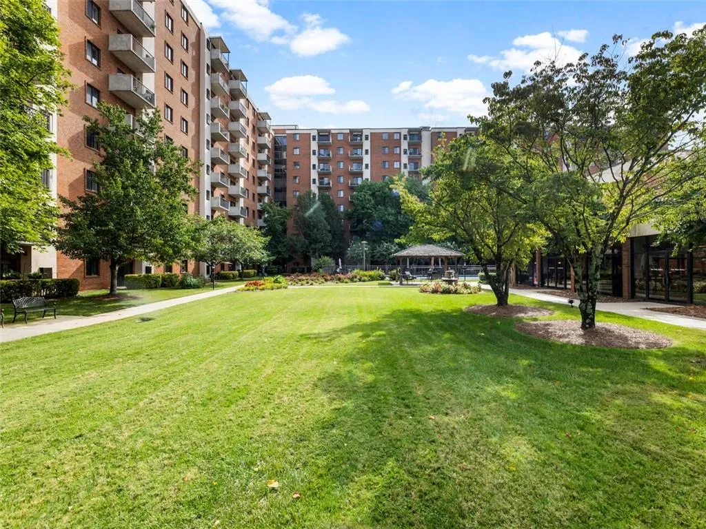 300 Johnson Ferry Road Ne Unit B913, Sandy Springs, Georgia 30328, 2 Bedrooms Bedrooms, ,2 BathroomsBathrooms,Residential,Sold,300 Johnson Ferry Road Ne Unit B913,7113443