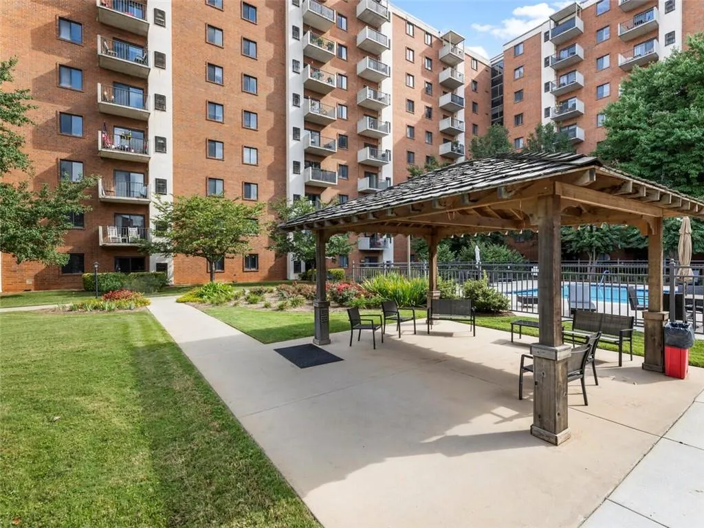 300 Johnson Ferry Road Ne Unit B913, Sandy Springs, Georgia 30328, 2 Bedrooms Bedrooms, ,2 BathroomsBathrooms,Residential,Sold,300 Johnson Ferry Road Ne Unit B913,7113443