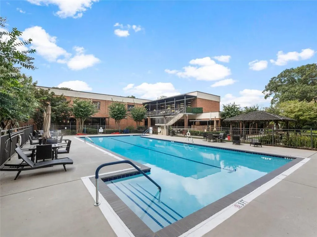 300 Johnson Ferry Road Ne Unit B913, Sandy Springs, Georgia 30328, 2 Bedrooms Bedrooms, ,2 BathroomsBathrooms,Residential,Sold,300 Johnson Ferry Road Ne Unit B913,7113443