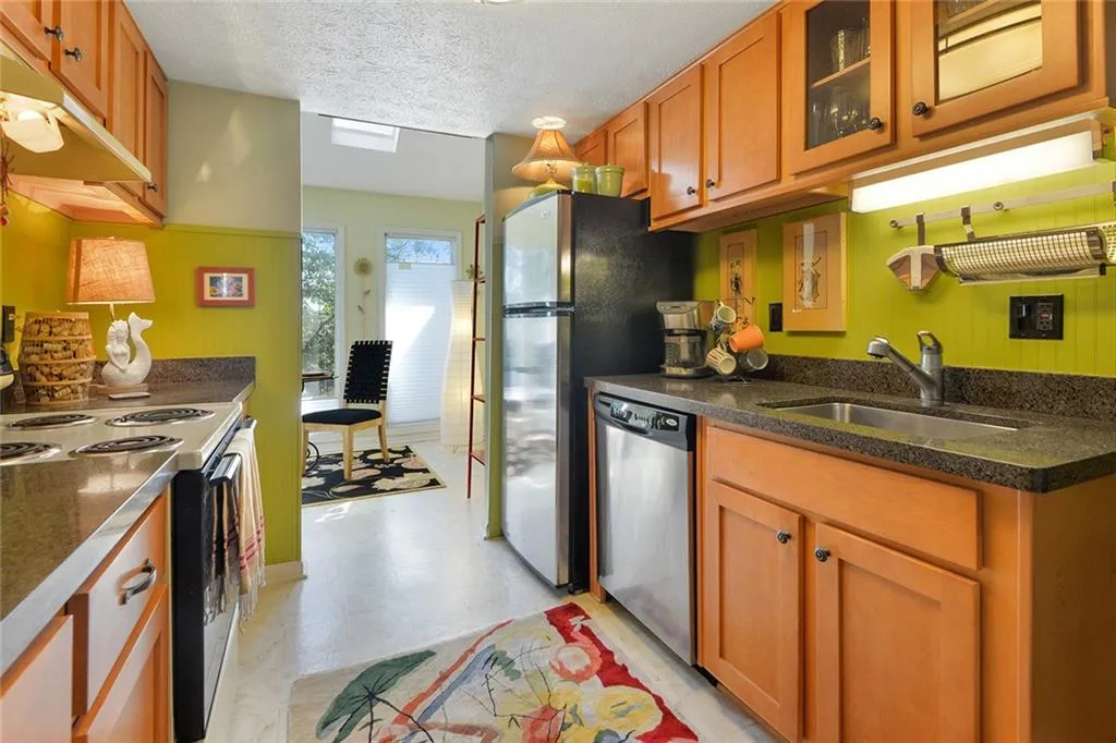 7750 Roswell Road Unit 5f, Sandy Springs, Georgia 30350, 2 Bedrooms Bedrooms, ,1 BathroomBathrooms,Residential,Sold,7750 Roswell Road Unit 5f,6685505