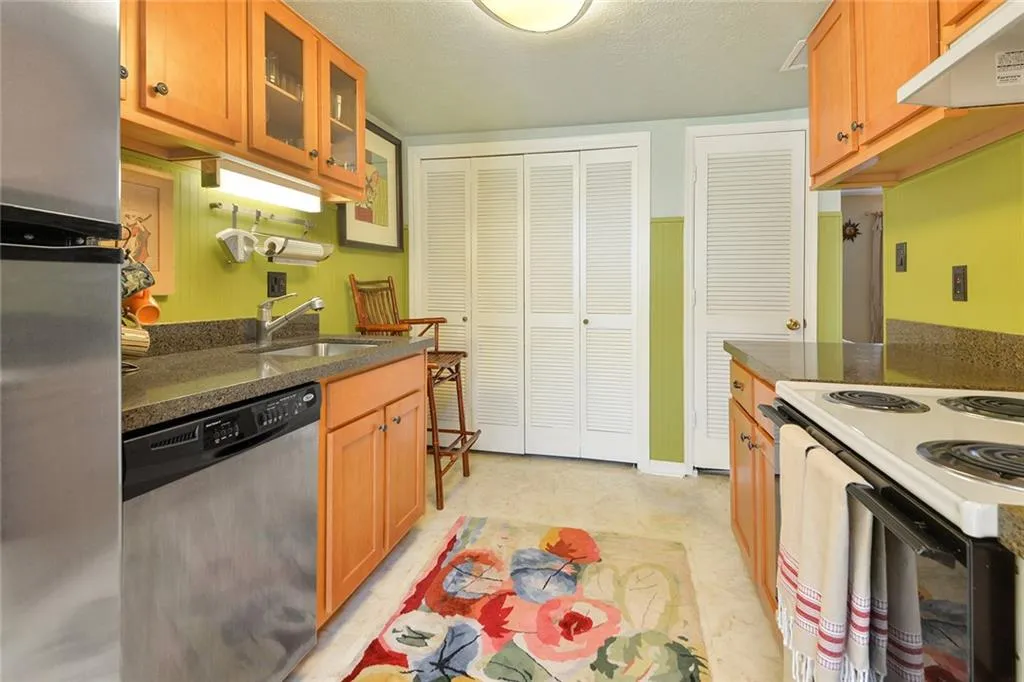 7750 Roswell Road Unit 5f, Sandy Springs, Georgia 30350, 2 Bedrooms Bedrooms, ,1 BathroomBathrooms,Residential,Sold,7750 Roswell Road Unit 5f,6685505