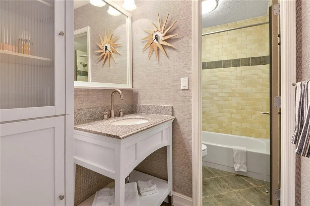 7750 Roswell Road Unit 5f, Sandy Springs, Georgia 30350, 2 Bedrooms Bedrooms, ,1 BathroomBathrooms,Residential,Sold,7750 Roswell Road Unit 5f,6685505