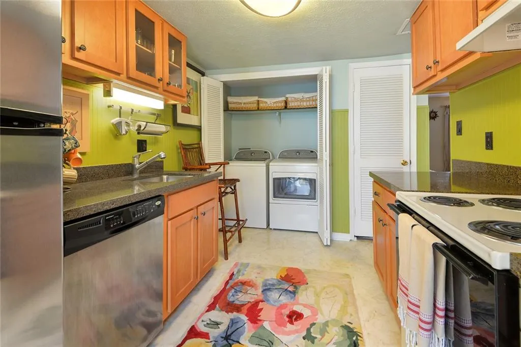 7750 Roswell Road Unit 5f, Sandy Springs, Georgia 30350, 2 Bedrooms Bedrooms, ,1 BathroomBathrooms,Residential,Sold,7750 Roswell Road Unit 5f,6685505