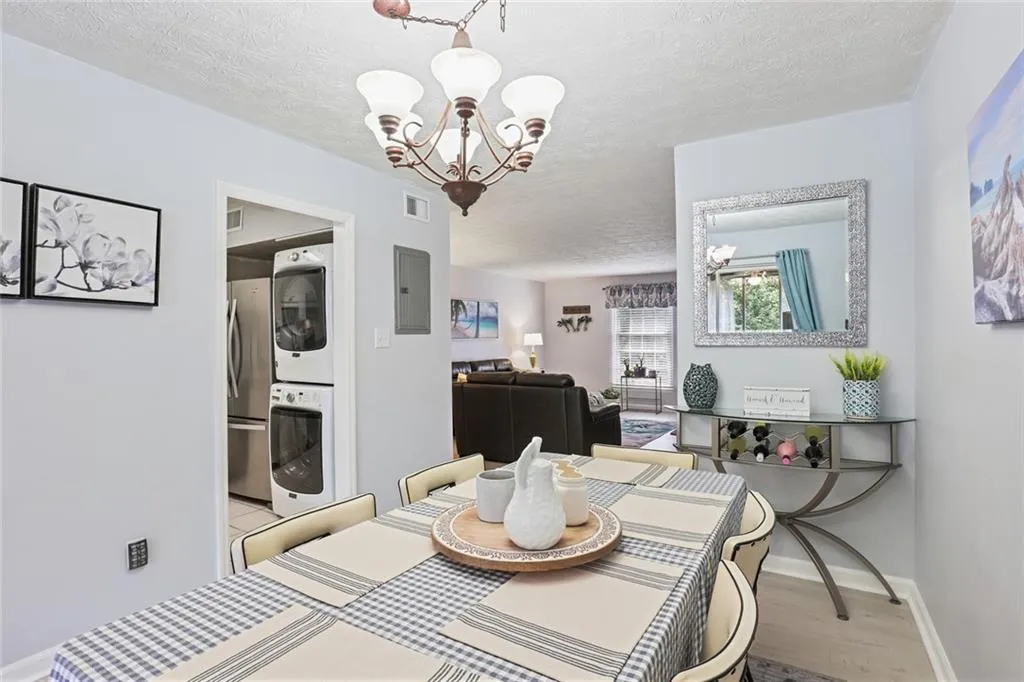 6700 Roswell Road Unit 24-h, Sandy Springs, Georgia 30328, 2 Bedrooms Bedrooms, ,2 BathroomsBathrooms,Residential,Sold,6700 Roswell Road Unit 24-h,6941308