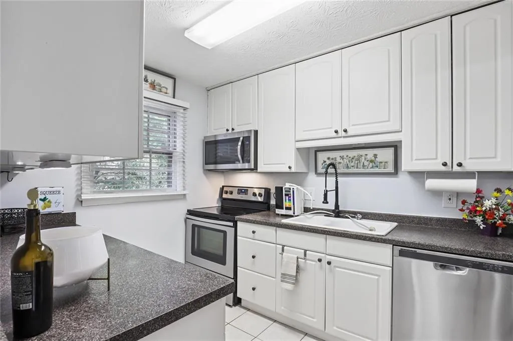 6700 Roswell Road Unit 24-h, Sandy Springs, Georgia 30328, 2 Bedrooms Bedrooms, ,2 BathroomsBathrooms,Residential,Sold,6700 Roswell Road Unit 24-h,6941308