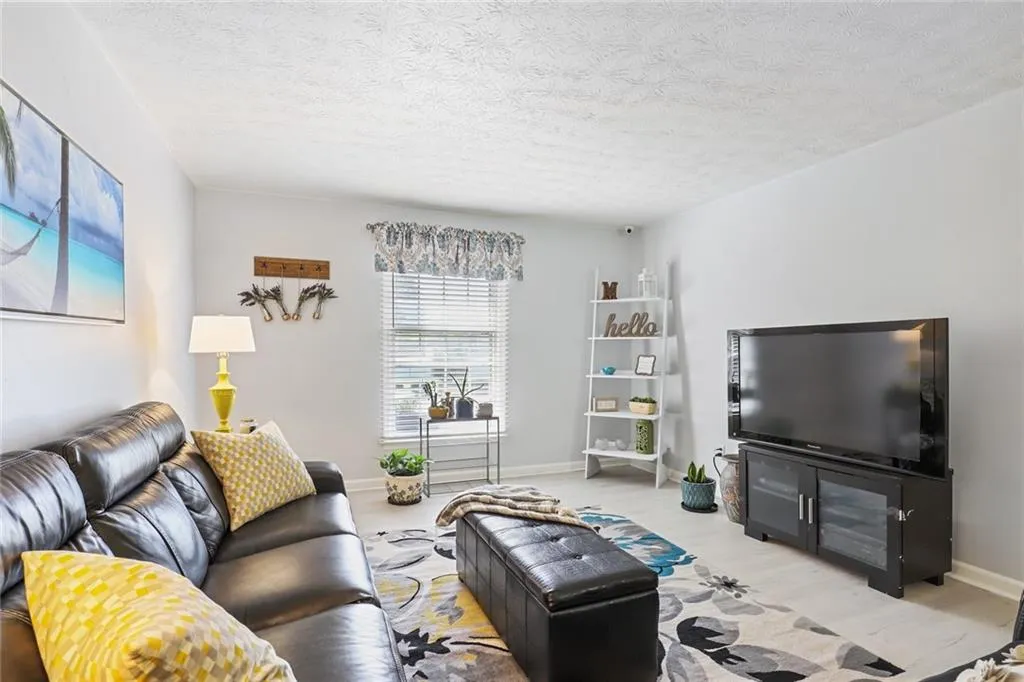 6700 Roswell Road Unit 24-h, Sandy Springs, Georgia 30328, 2 Bedrooms Bedrooms, ,2 BathroomsBathrooms,Residential,Sold,6700 Roswell Road Unit 24-h,6941308