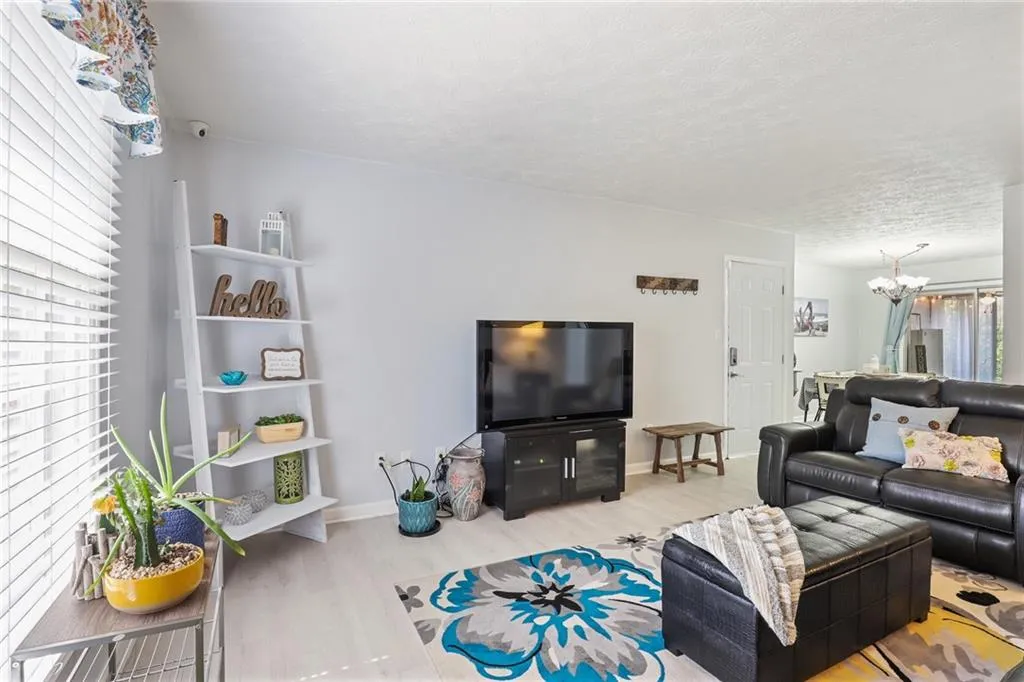 6700 Roswell Road Unit 24-h, Sandy Springs, Georgia 30328, 2 Bedrooms Bedrooms, ,2 BathroomsBathrooms,Residential,Sold,6700 Roswell Road Unit 24-h,6941308