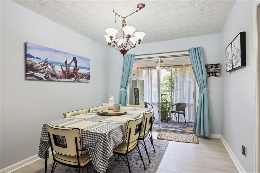 6700 Roswell Road Unit 24-h, Sandy Springs, Georgia 30328, 2 Bedrooms Bedrooms, ,2 BathroomsBathrooms,Residential,Sold,6700 Roswell Road Unit 24-h,6941308