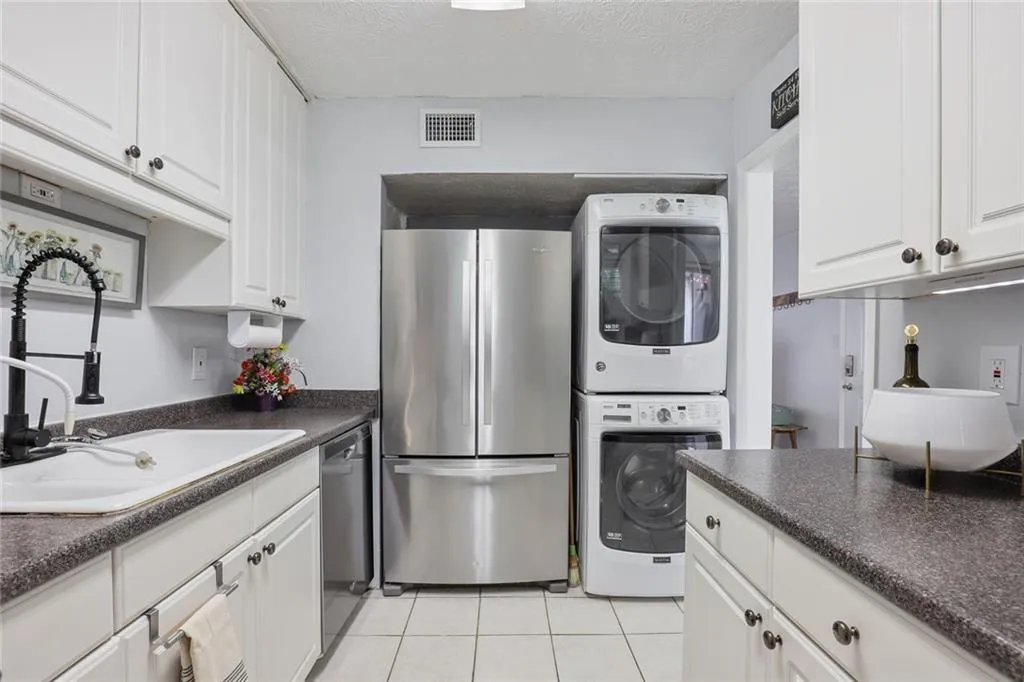 6700 Roswell Road Unit 24-h, Sandy Springs, Georgia 30328, 2 Bedrooms Bedrooms, ,2 BathroomsBathrooms,Residential,Sold,6700 Roswell Road Unit 24-h,6941308