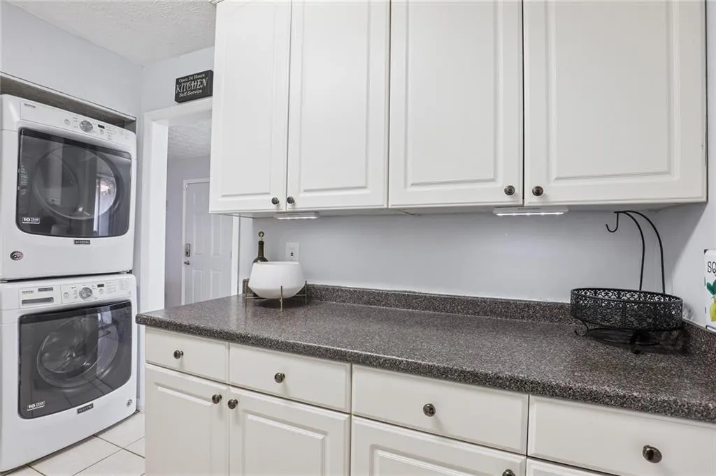 6700 Roswell Road Unit 24-h, Sandy Springs, Georgia 30328, 2 Bedrooms Bedrooms, ,2 BathroomsBathrooms,Residential,Sold,6700 Roswell Road Unit 24-h,6941308