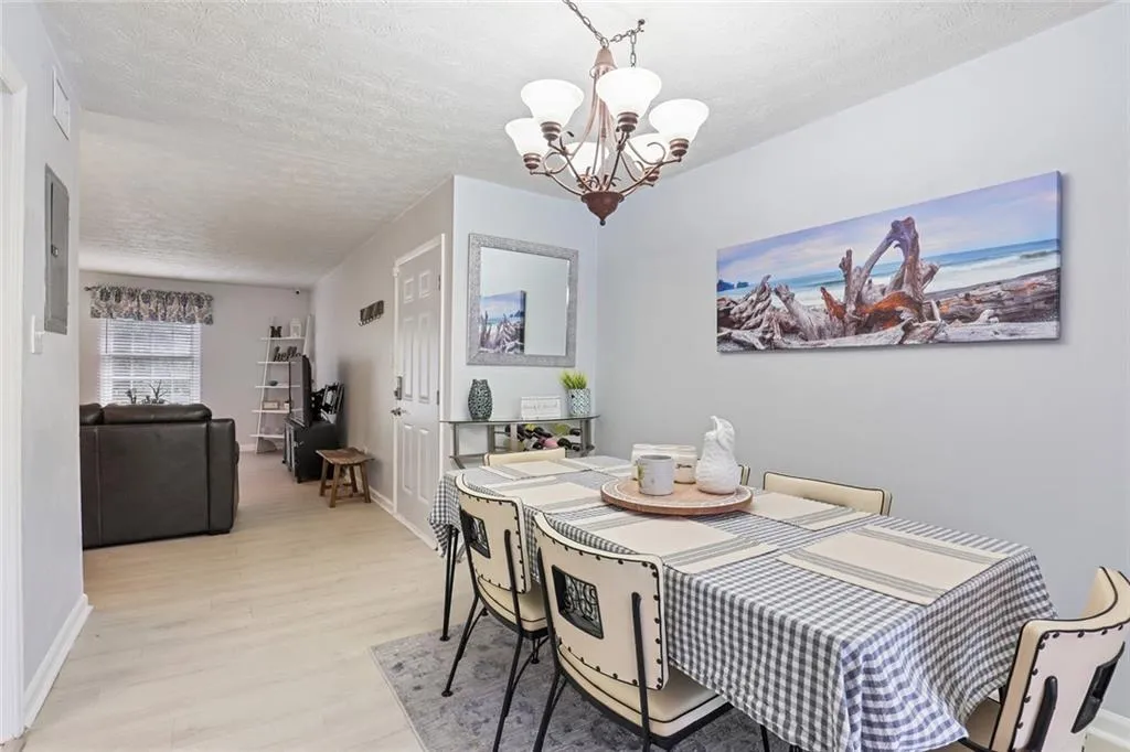 6700 Roswell Road Unit 24-h, Sandy Springs, Georgia 30328, 2 Bedrooms Bedrooms, ,2 BathroomsBathrooms,Residential,Sold,6700 Roswell Road Unit 24-h,6941308