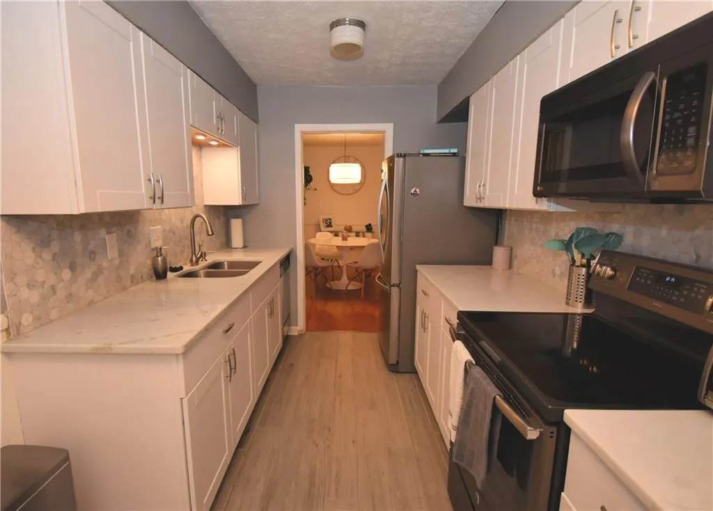 725 Dalrymple Road Unit 1c, Sandy Springs, Georgia 30328, 2 Bedrooms Bedrooms, ,2 BathroomsBathrooms,Residential,Sold,725 Dalrymple Road Unit 1c,6808759