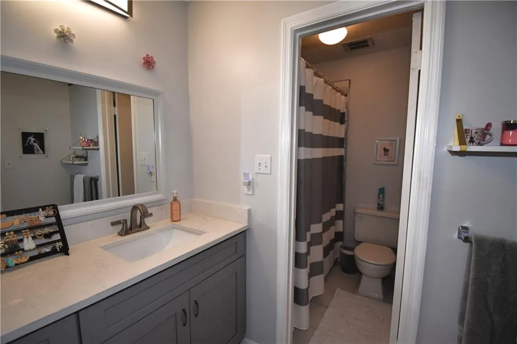 725 Dalrymple Road Unit 1c, Sandy Springs, Georgia 30328, 2 Bedrooms Bedrooms, ,2 BathroomsBathrooms,Residential,Sold,725 Dalrymple Road Unit 1c,6808759