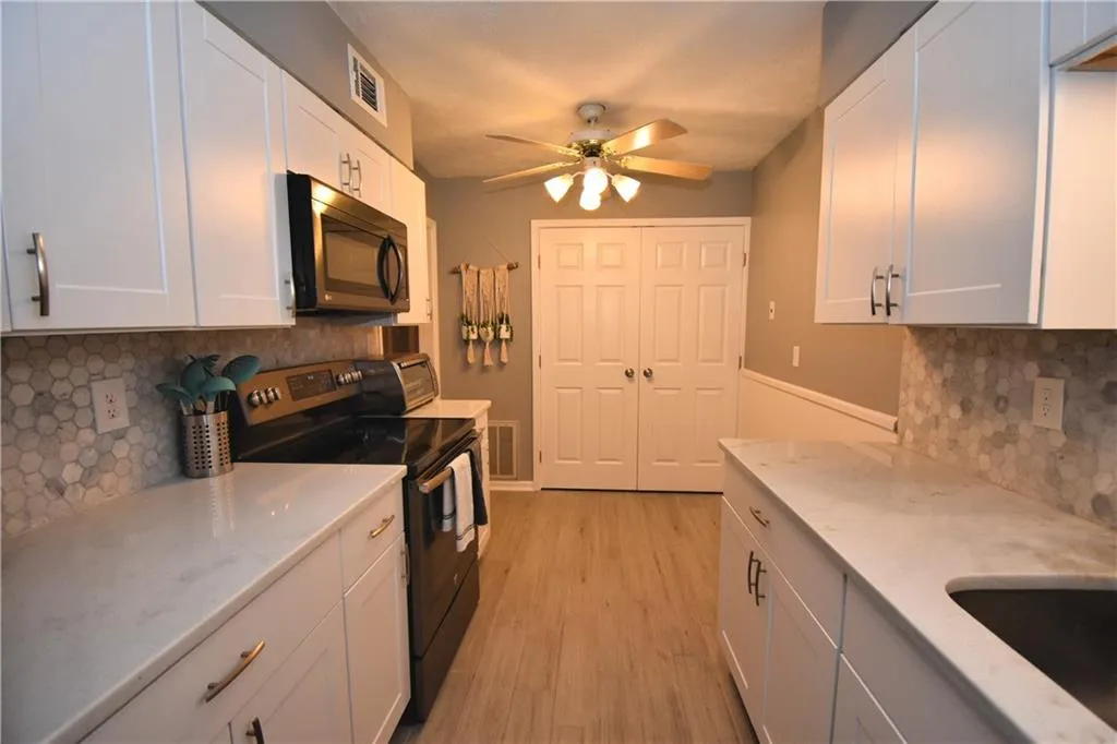 725 Dalrymple Road Unit 1c, Sandy Springs, Georgia 30328, 2 Bedrooms Bedrooms, ,2 BathroomsBathrooms,Residential,Sold,725 Dalrymple Road Unit 1c,6808759