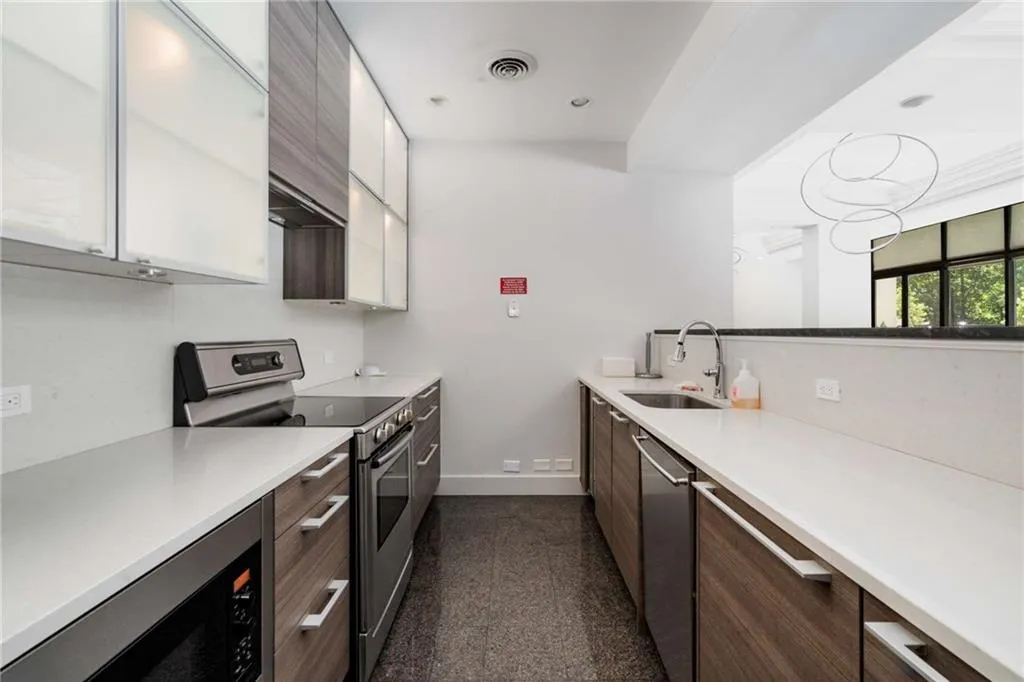 2660 Peachtree Road Nw Unit 20d, Atlanta, Georgia 30305, 4 Bedrooms Bedrooms, ,3 BathroomsBathrooms,Residential,For Sale,2660 Peachtree Road Nw Unit 20d,7612697
