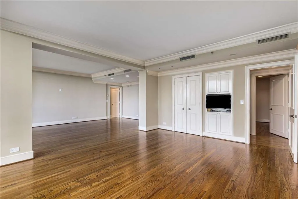 2660 Peachtree Road Nw Unit 20d, Atlanta, Georgia 30305, 4 Bedrooms Bedrooms, ,3 BathroomsBathrooms,Residential,For Sale,2660 Peachtree Road Nw Unit 20d,7612697