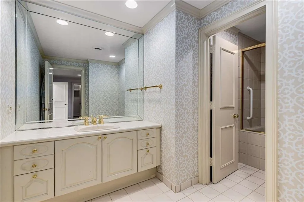 2660 Peachtree Road Nw Unit 20d, Atlanta, Georgia 30305, 4 Bedrooms Bedrooms, ,3 BathroomsBathrooms,Residential,For Sale,2660 Peachtree Road Nw Unit 20d,7612697
