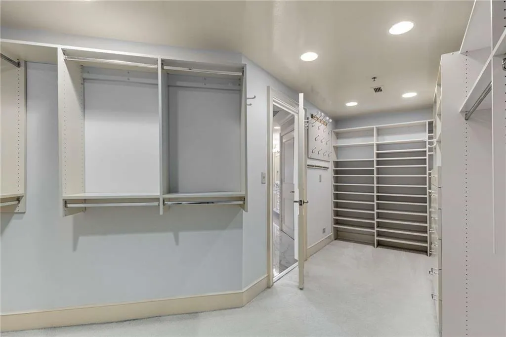 2660 Peachtree Road Nw Unit 20d, Atlanta, Georgia 30305, 4 Bedrooms Bedrooms, ,3 BathroomsBathrooms,Residential,For Sale,2660 Peachtree Road Nw Unit 20d,7612697