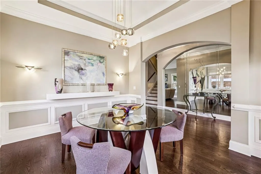 Dining room with arched entry from foyer