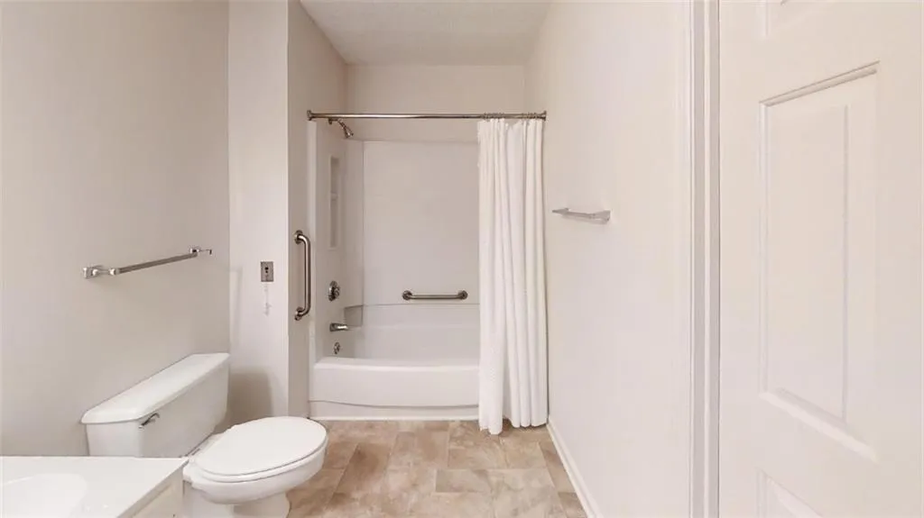 300 Johnson Ferry Road Ne Unit A203, Sandy Springs, Georgia 30328, 2 Bedrooms Bedrooms, ,2 BathroomsBathrooms,Residential,Sold,300 Johnson Ferry Road Ne Unit A203,7234000