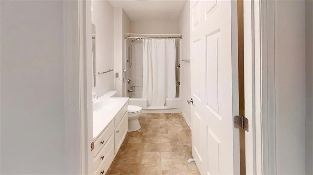 300 Johnson Ferry Road Ne Unit A203, Sandy Springs, Georgia 30328, 2 Bedrooms Bedrooms, ,2 BathroomsBathrooms,Residential,Sold,300 Johnson Ferry Road Ne Unit A203,7234000
