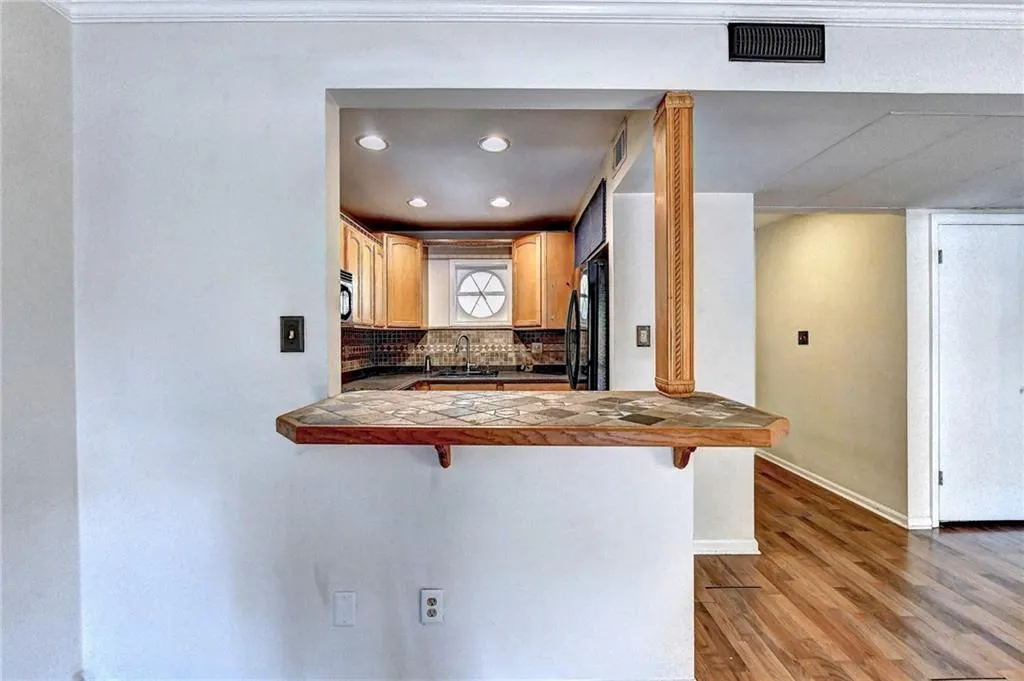 5400 Roswell Road Unit C2, Sandy Springs, Georgia 30342, 1 Bedroom Bedrooms, ,1 BathroomBathrooms,Residential,Sold,5400 Roswell Road Unit C2,7078185