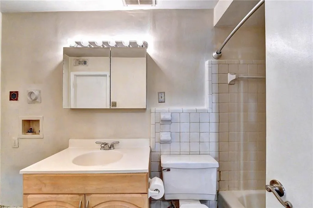 5400 Roswell Road Unit C2, Sandy Springs, Georgia 30342, 1 Bedroom Bedrooms, ,1 BathroomBathrooms,Residential,Sold,5400 Roswell Road Unit C2,7078185