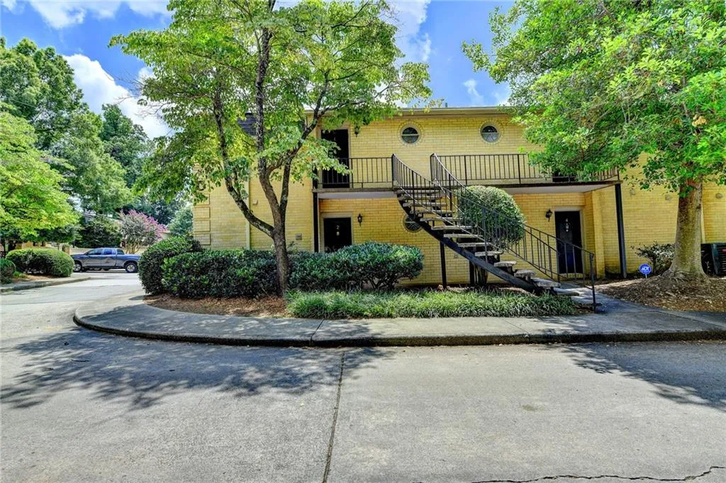 5400 Roswell Road Unit C2, Sandy Springs, Georgia 30342, 1 Bedroom Bedrooms, ,1 BathroomBathrooms,Residential,Sold,5400 Roswell Road Unit C2,7078185