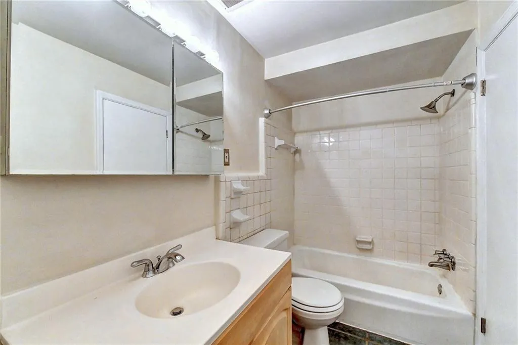 5400 Roswell Road Unit C2, Sandy Springs, Georgia 30342, 1 Bedroom Bedrooms, ,1 BathroomBathrooms,Residential,Sold,5400 Roswell Road Unit C2,7078185