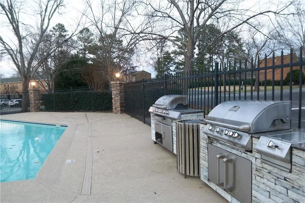 215 Winding River Drive Unit E, Sandy Springs, Georgia 30350, 2 Bedrooms Bedrooms, ,2 BathroomsBathrooms,Residential,Sold,215 Winding River Drive Unit E,5632206