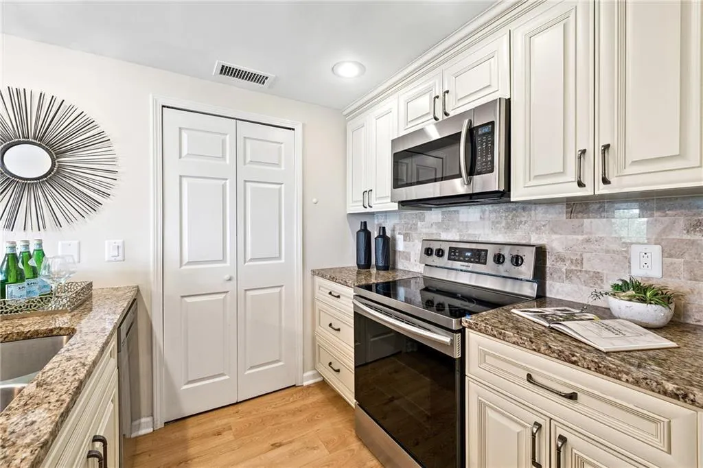 3481 Lakeside Drive Ne Unit 1508, Atlanta, Georgia 30326, 1 Bedroom Bedrooms, ,1 BathroomBathrooms,Residential,For Sale,3481 Lakeside Drive Ne Unit 1508,7610981