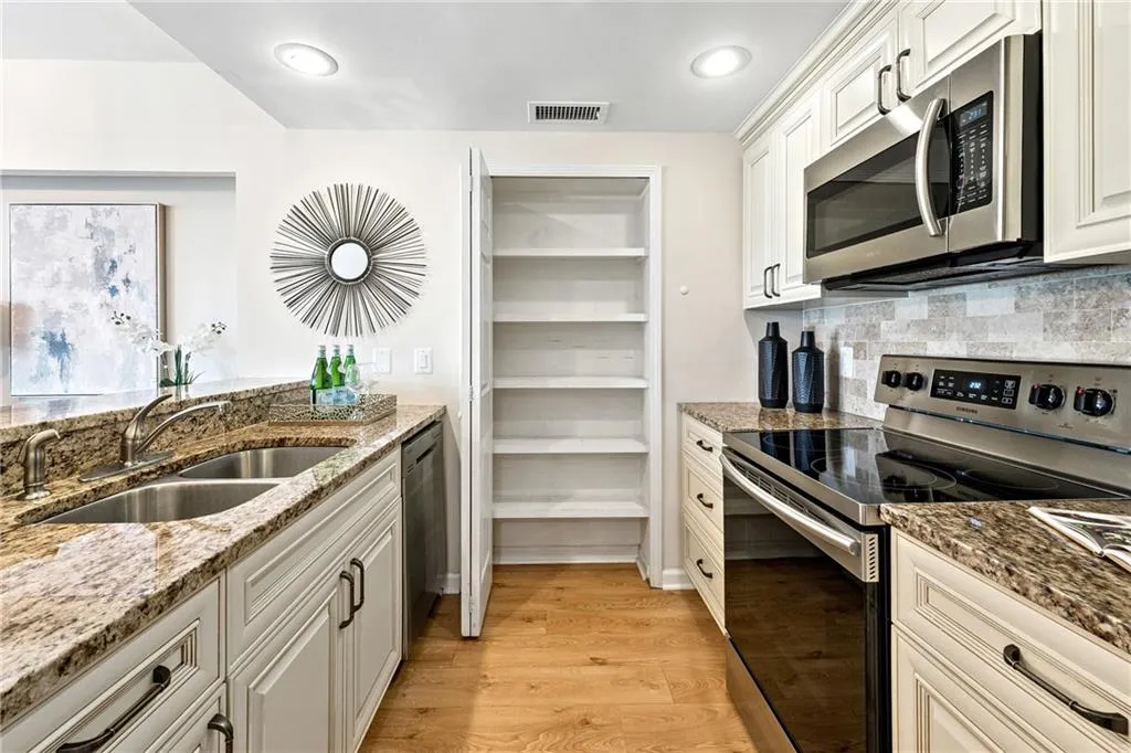 3481 Lakeside Drive Ne Unit 1508, Atlanta, Georgia 30326, 1 Bedroom Bedrooms, ,1 BathroomBathrooms,Residential,For Sale,3481 Lakeside Drive Ne Unit 1508,7610981