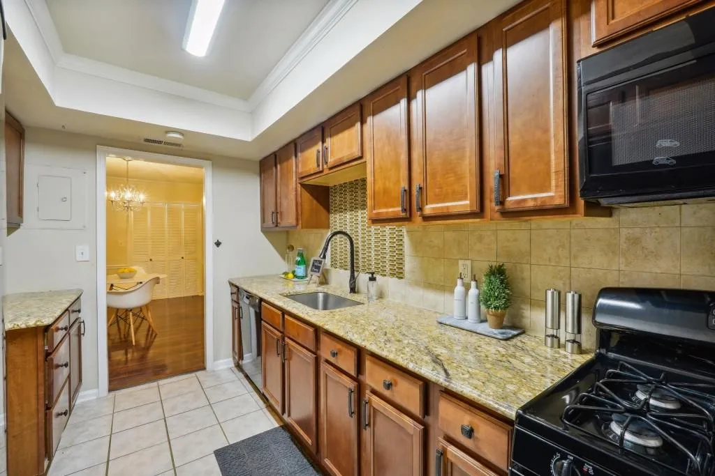 6851 Roswell Road Unit L-2, Sandy Springs, Georgia 30328, 3 Bedrooms Bedrooms, ,2 BathroomsBathrooms,Residential,Sold,6851 Roswell Road Unit L-2,7418614