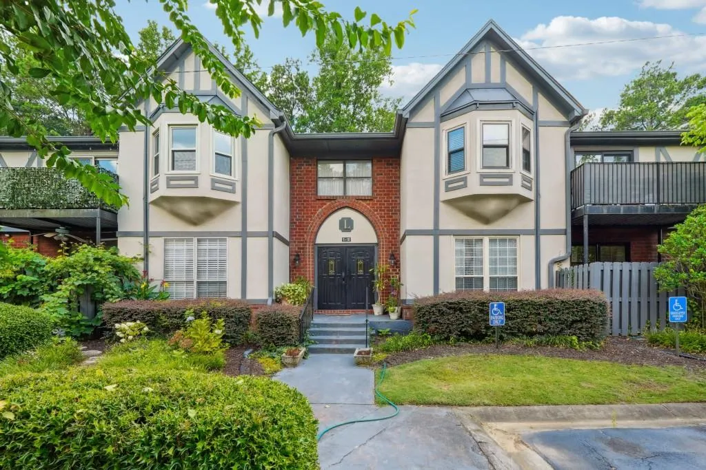 6851 Roswell Road Unit L-2, Sandy Springs, Georgia 30328, 3 Bedrooms Bedrooms, ,2 BathroomsBathrooms,Residential,Sold,6851 Roswell Road Unit L-2,7418614