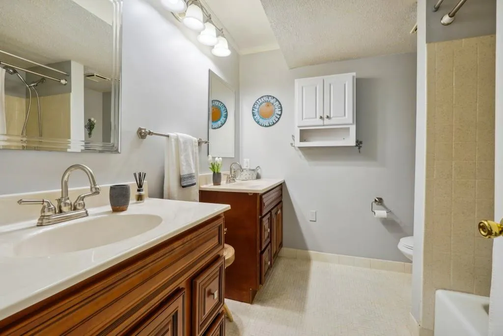 6851 Roswell Road Unit L-2, Sandy Springs, Georgia 30328, 3 Bedrooms Bedrooms, ,2 BathroomsBathrooms,Residential,Sold,6851 Roswell Road Unit L-2,7418614