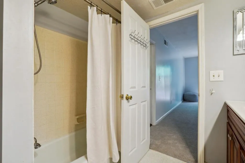 6851 Roswell Road Unit L-2, Sandy Springs, Georgia 30328, 3 Bedrooms Bedrooms, ,2 BathroomsBathrooms,Residential,Sold,6851 Roswell Road Unit L-2,7418614