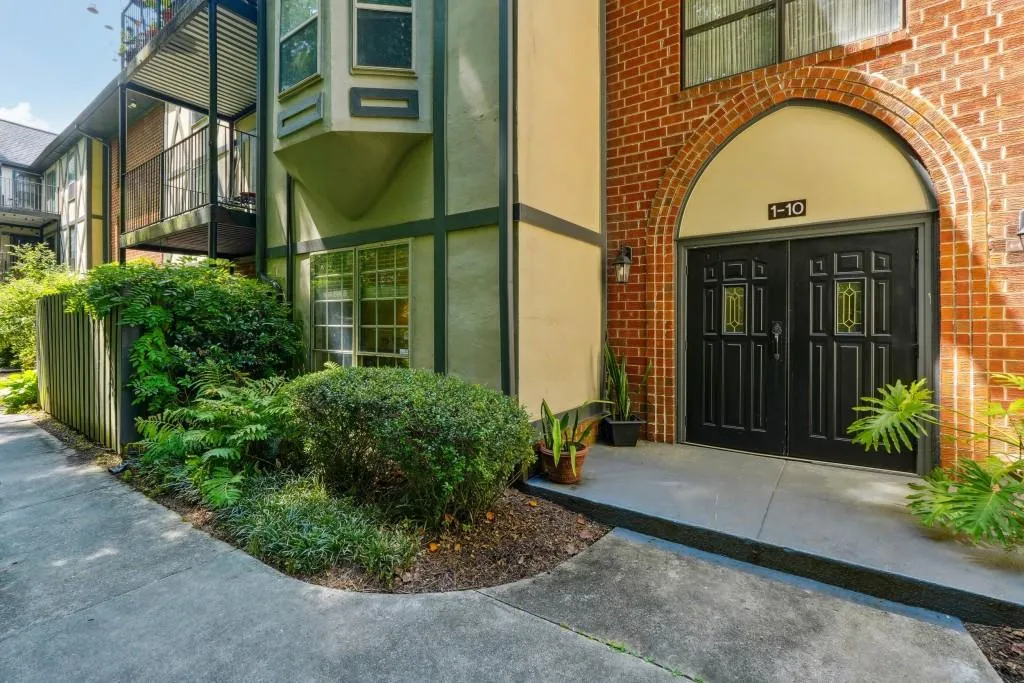 6851 Roswell Road Unit L-2, Sandy Springs, Georgia 30328, 3 Bedrooms Bedrooms, ,2 BathroomsBathrooms,Residential,Sold,6851 Roswell Road Unit L-2,7418614