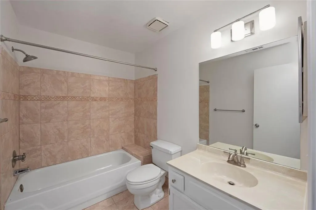 Secondary bath with tub/shower combo