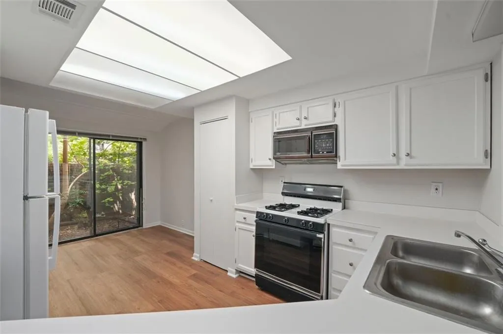 Kitchen and breakfast room overlooking private Front Courtyard