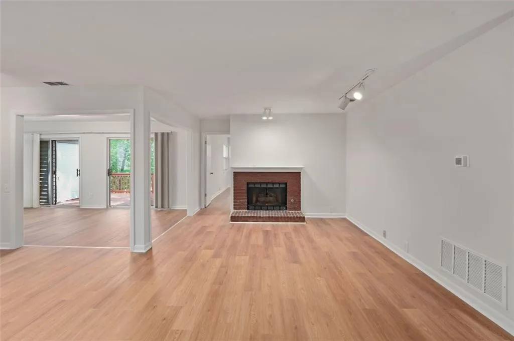 Great room with plenty of space for all your furniture. Lots of natural bright light!