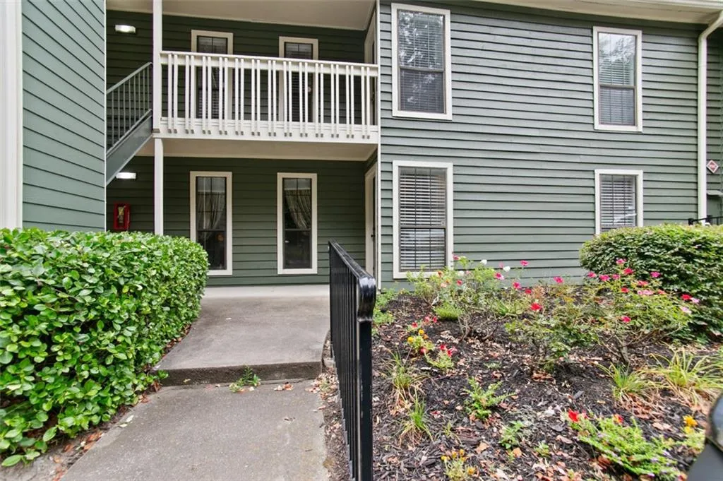 Entrance to property with a balcony